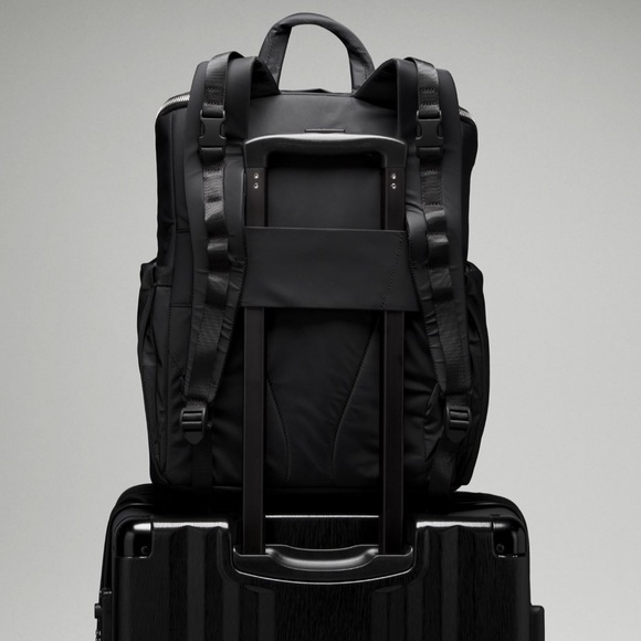 Lululemon New Parent Backpack in Black/Silver Drop - Picture 11 of 11